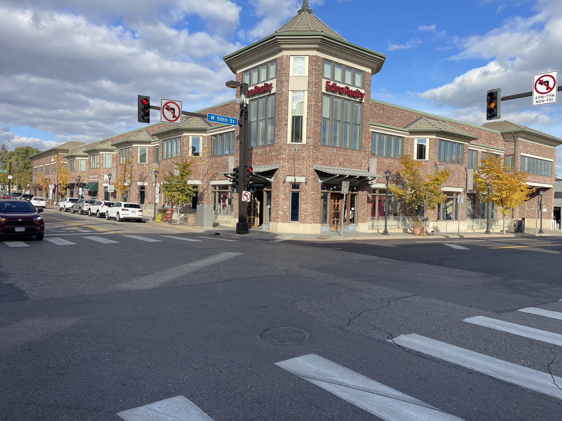 Mixed-use retail and office building on a corner site